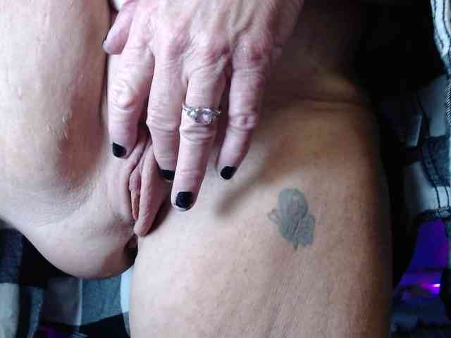 April_XO webcam