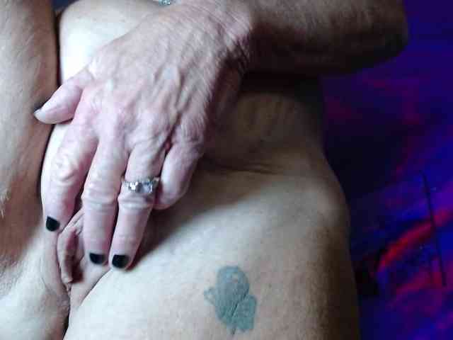 April_XO webcam