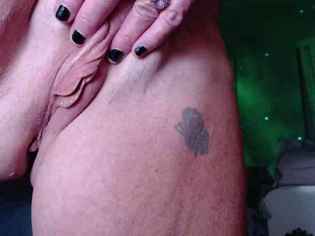 April_XO webcam