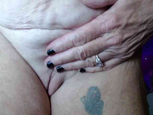 April_XO webcam