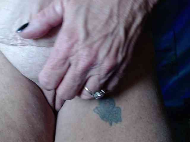 April_XO webcam