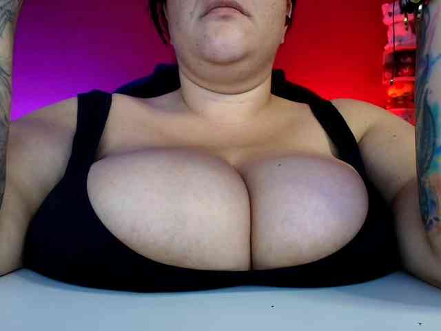 lulubigtitts webcam