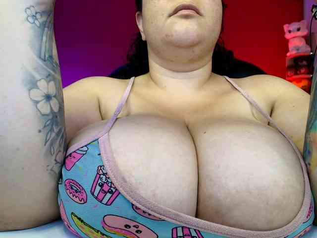 lulubigtitts webcam