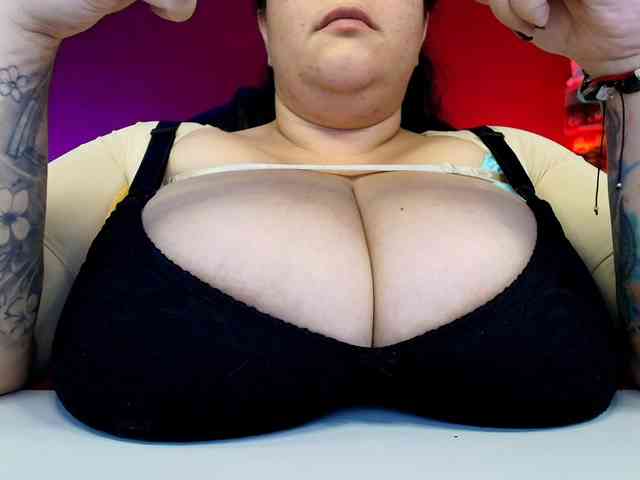 lulubigtitts webcam