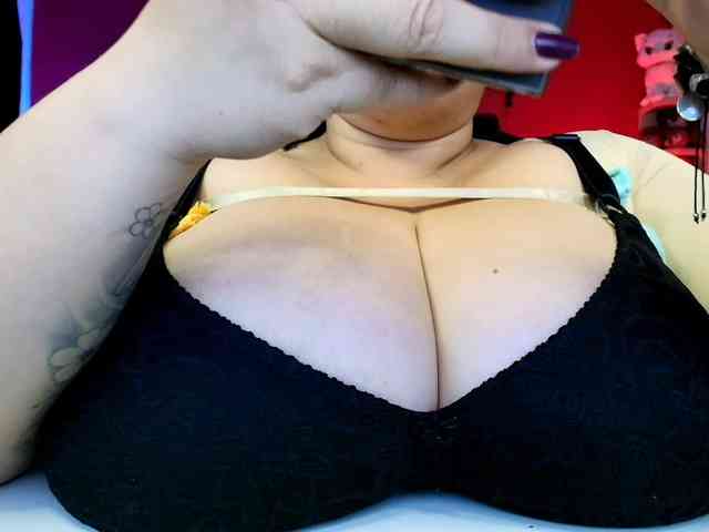 lulubigtitts webcam