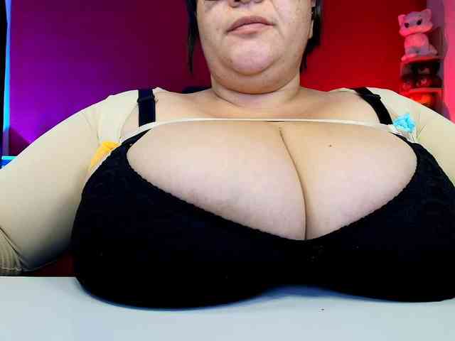 lulubigtitts webcam