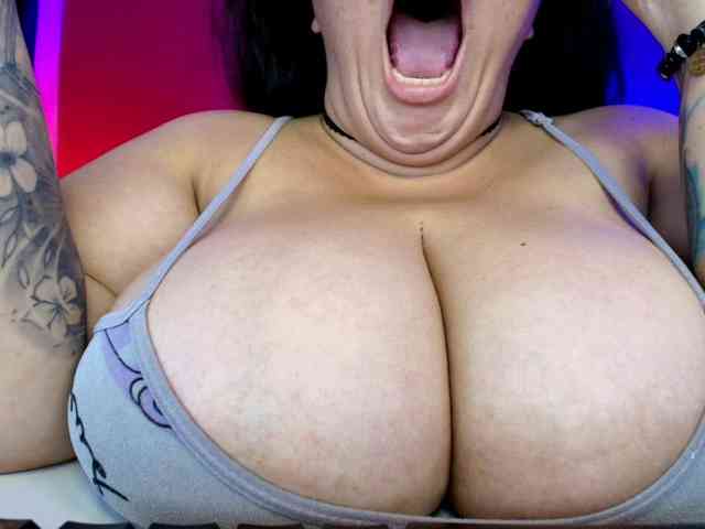 lulubigtitts webcam