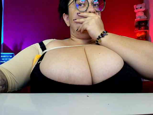 lulubigtitts webcam