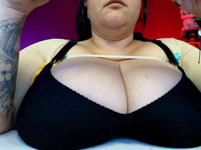 lulubigtitts webcam