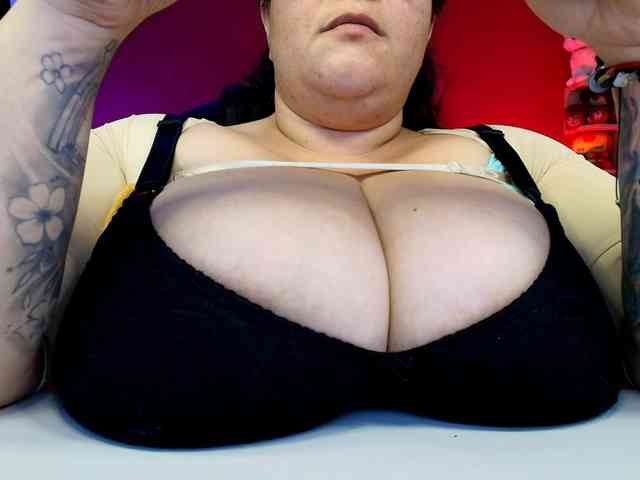 lulubigtitts webcam