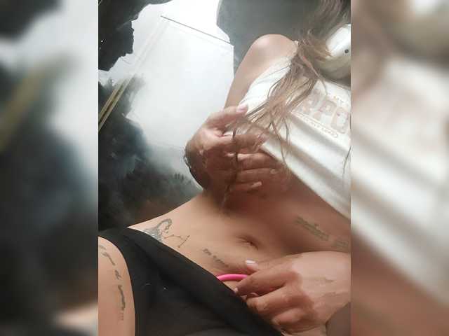 karolfox's BongaCams show and profile