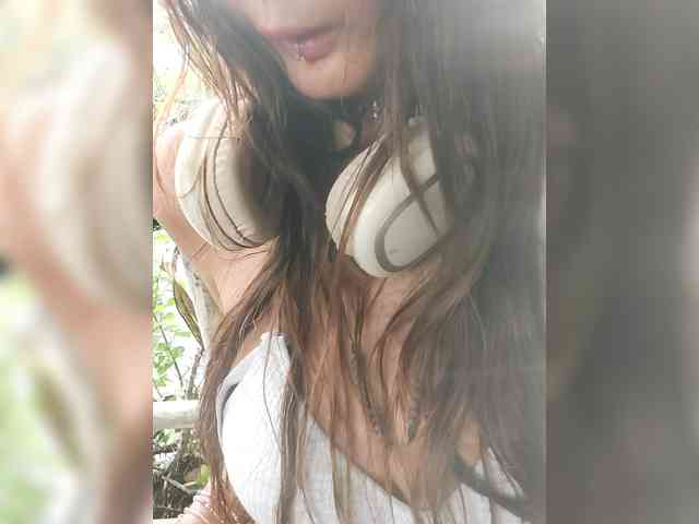 karolfox Live Webcam on BongaCams