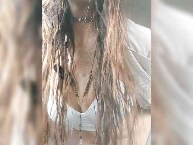 karolfox Live Webcam on BongaCams