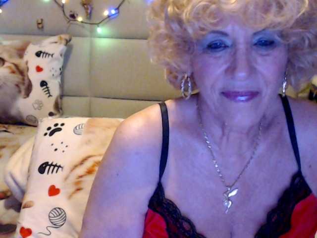 le modèle ANGELGRANNY est en webcam porno dans un show sur le site bongacams, il possède les tags suivants: White/Caucasian,Blonde,Shaved