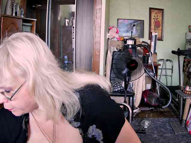 LOLA88888 webcam