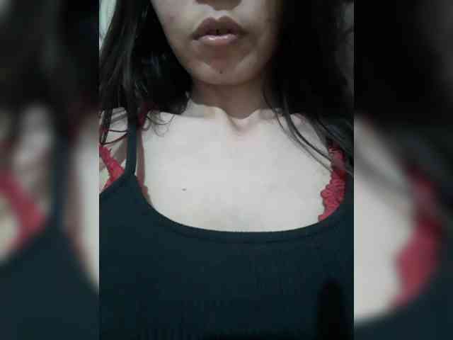 Qweenbeautifu Live Webcam on BongaCams