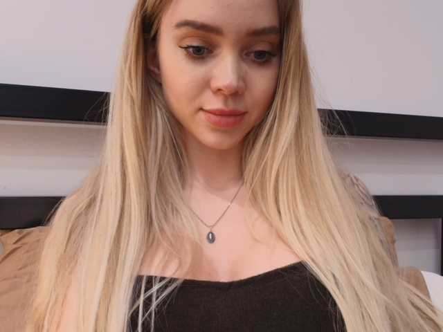 le modèle zeffirrka est en webcam porno dans un show sur le site bongacams, il possède les tags suivants: White/Caucasian,Blonde,Shaved