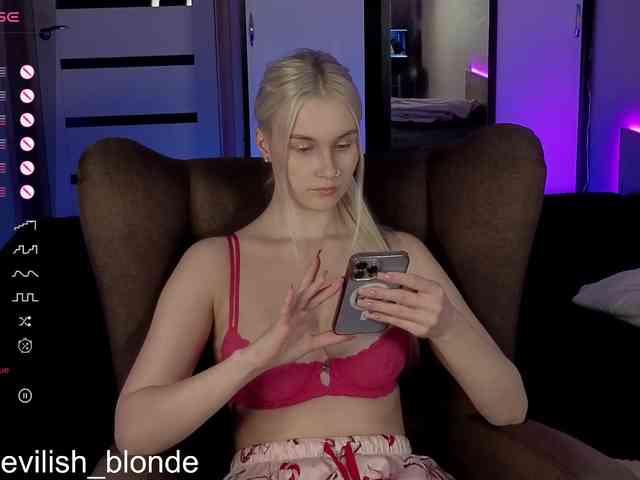 MikaKisa66624 webcam