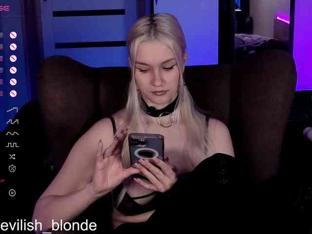 MikaKisa66624 webcam