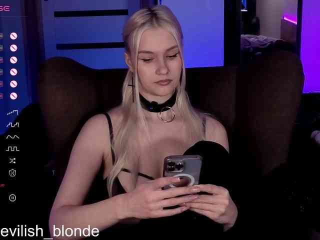 MikaKisa66624 webcam