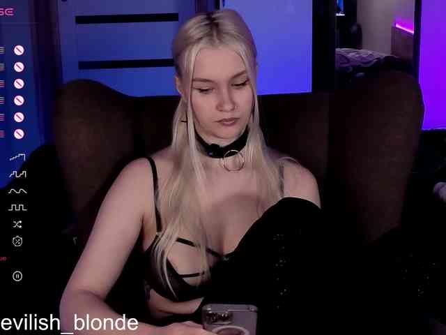 MikaKisa66624 webcam