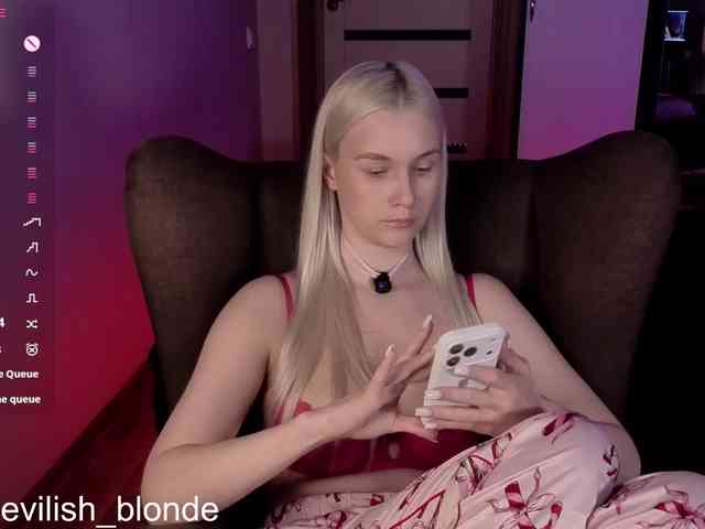 MikaKisa66624 webcam