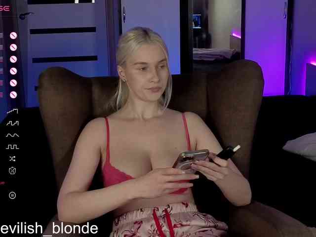 MikaKisa66624 webcam