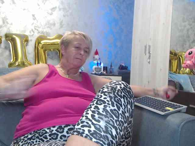 LovePinkLilli webcam