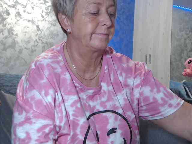 LovePinkLilli webcam