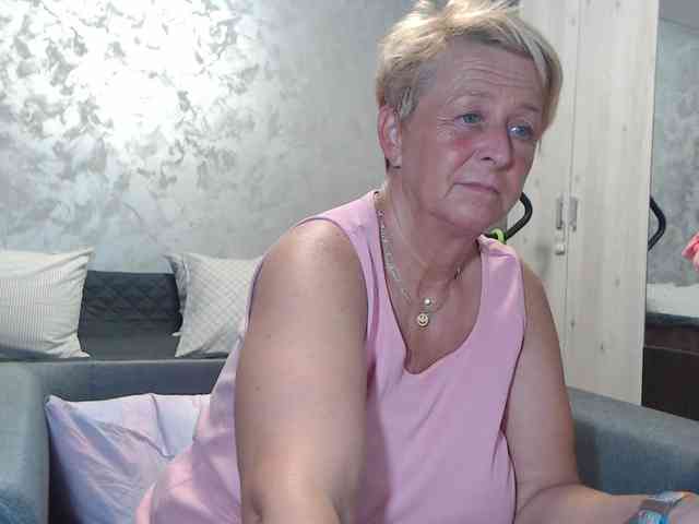 LovePinkLilli webcam