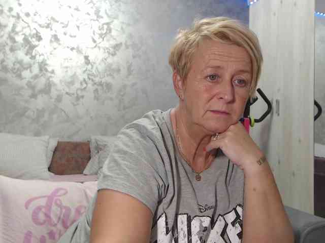 LovePinkLilli webcam