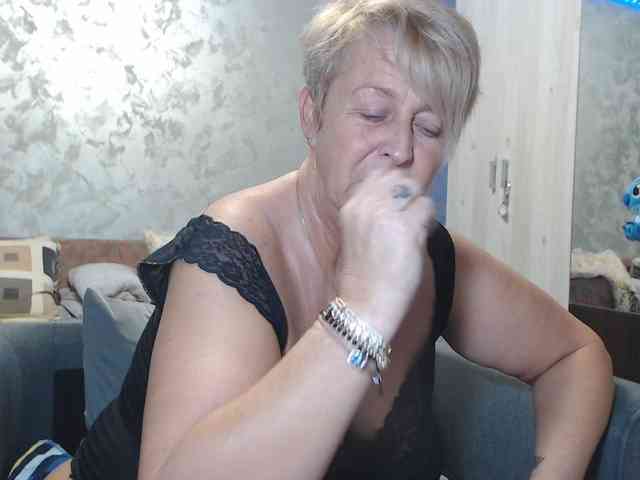 LovePinkLilli webcam