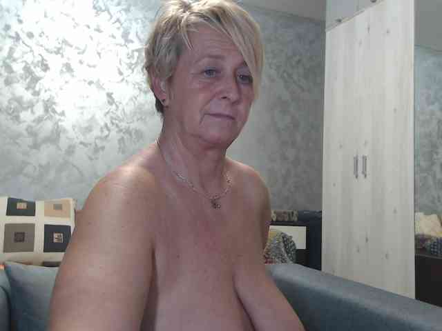 LovePinkLilli webcam