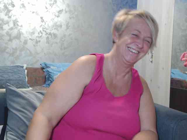 LovePinkLilli webcam