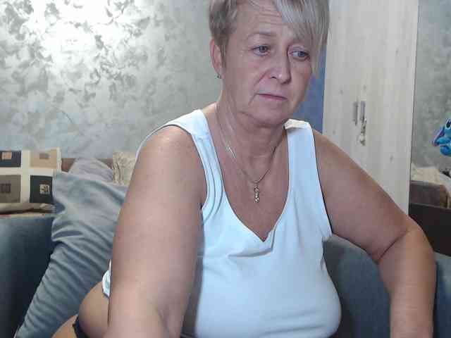 LovePinkLilli webcam