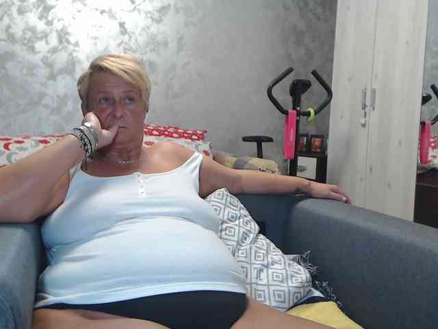 LovePinkLilli webcam