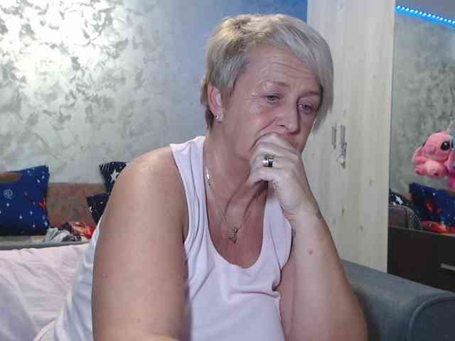 LovePinkLilli webcam