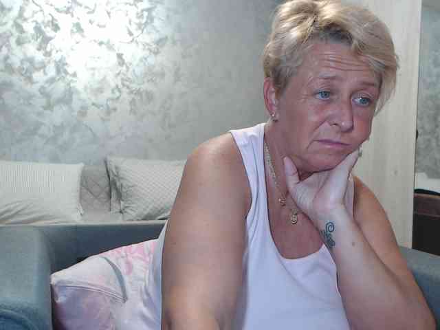 LovePinkLilli webcam