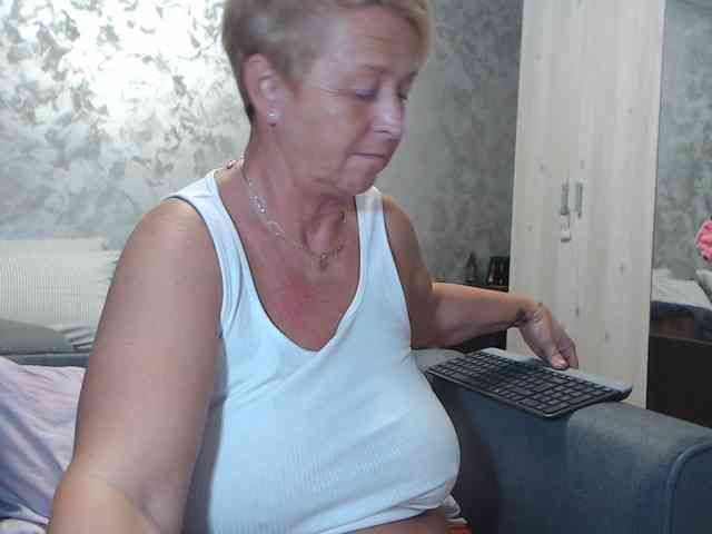 LovePinkLilli webcam