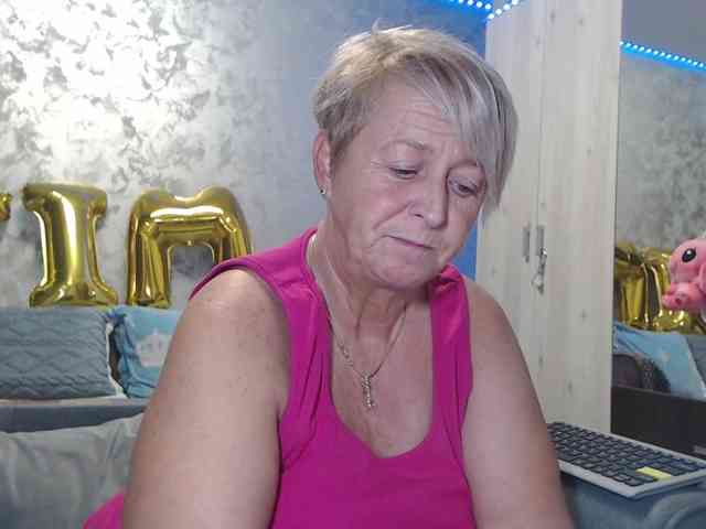 LovePinkLilli webcam