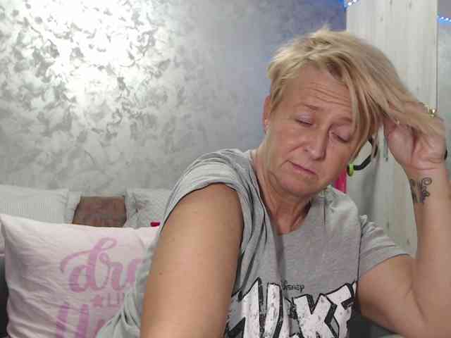 LovePinkLilli webcam