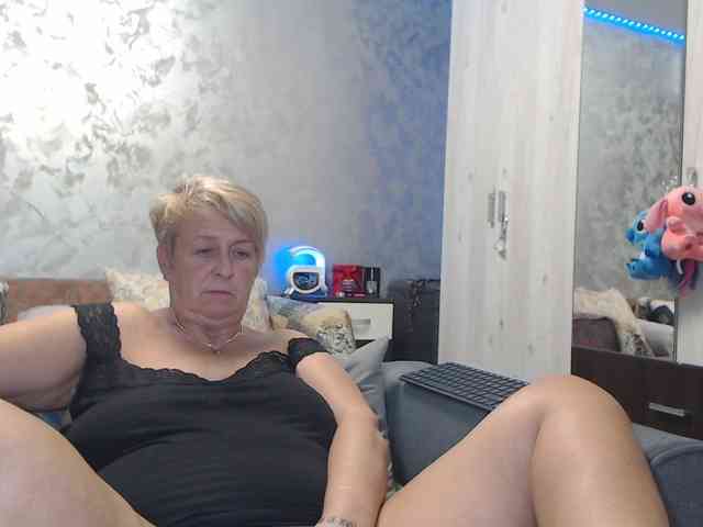 LovePinkLilli webcam