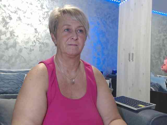 LovePinkLilli webcam