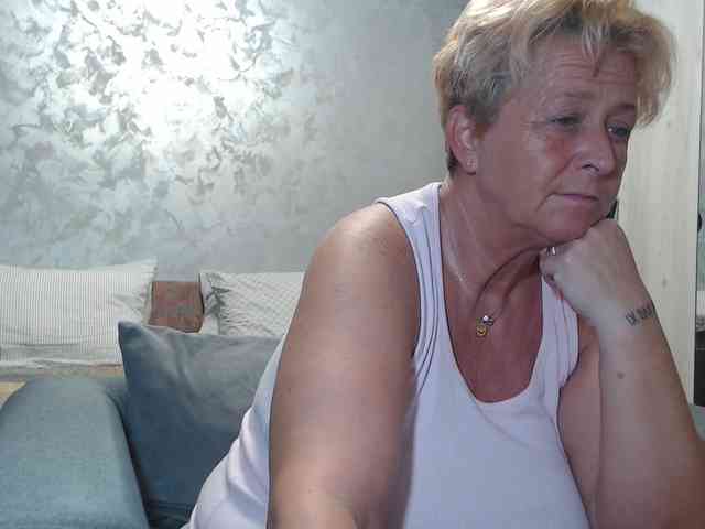 LovePinkLilli webcam