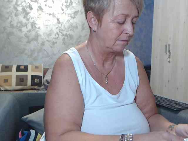 LovePinkLilli webcam