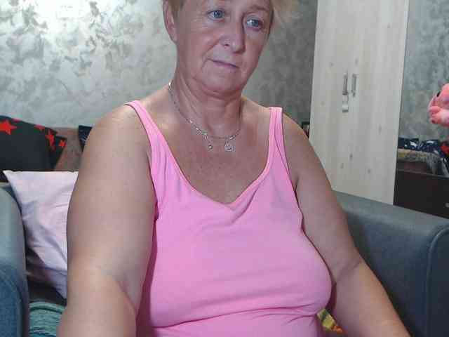 LovePinkLilli webcam