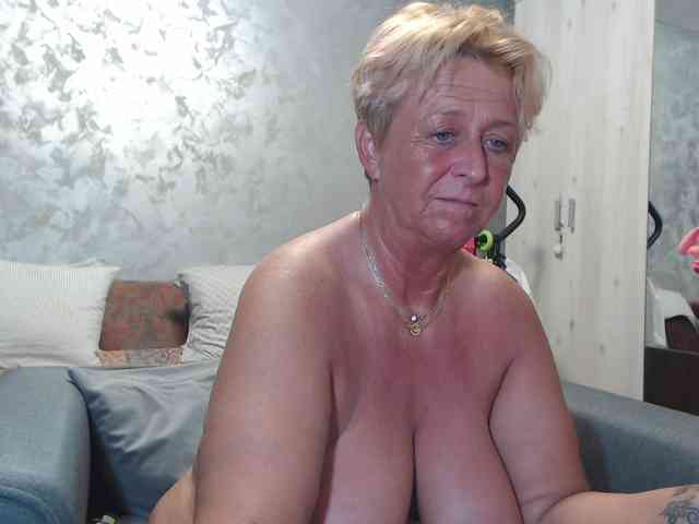 LovePinkLilli webcam
