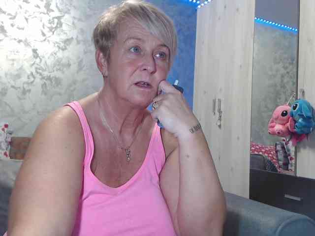 LovePinkLilli webcam