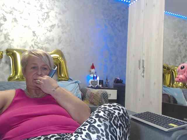 LovePinkLilli webcam