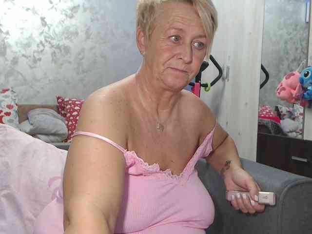 LovePinkLilli webcam